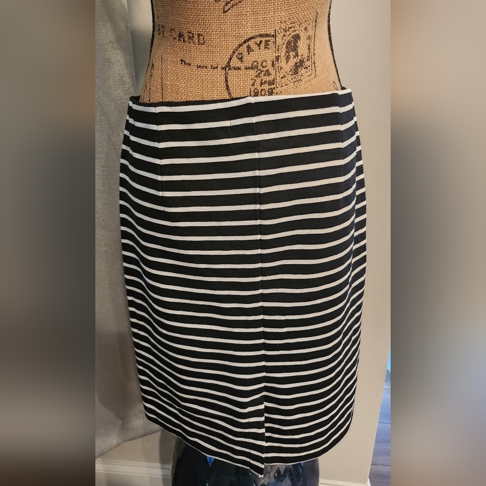 BANANA REPUBLIC HI LOW SKIRT SIZE M